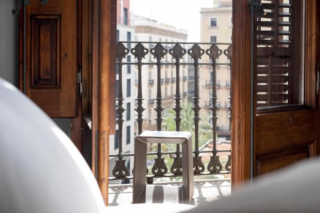 DestinationBCN Universitat Apartments