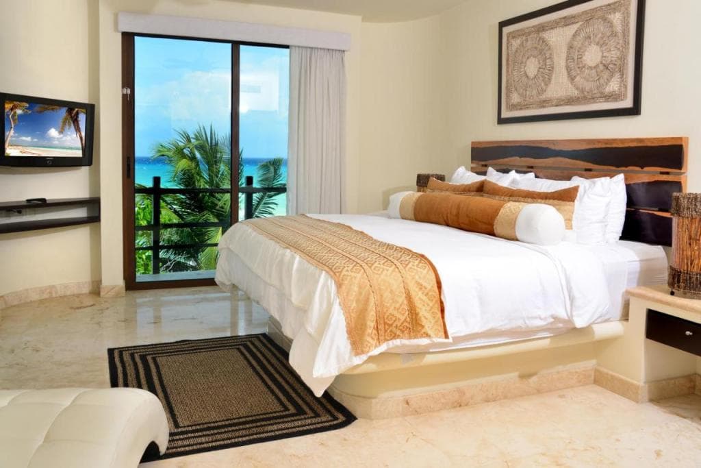 El Taj Oceanfront and Beachside Condo Hotel