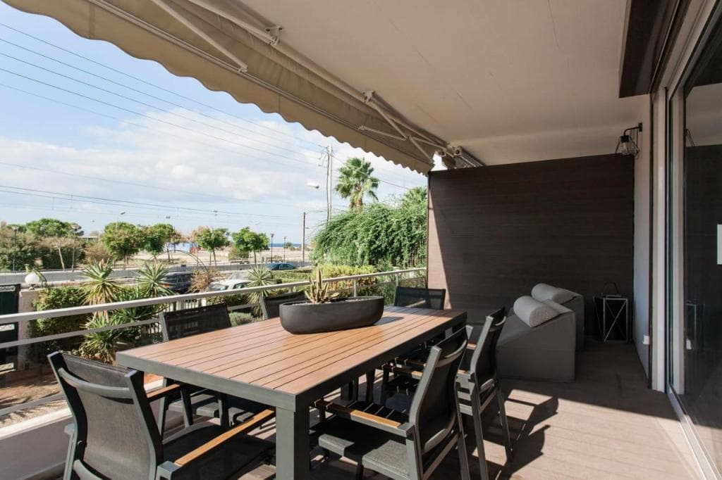 2 Level Beachfront Luxury Apt by the Olon
