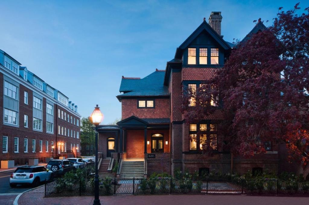 86 State Circle - Luxury Boutique Hotel