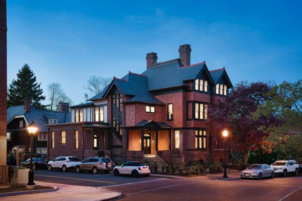86 State Circle - Luxury Boutique Hotel