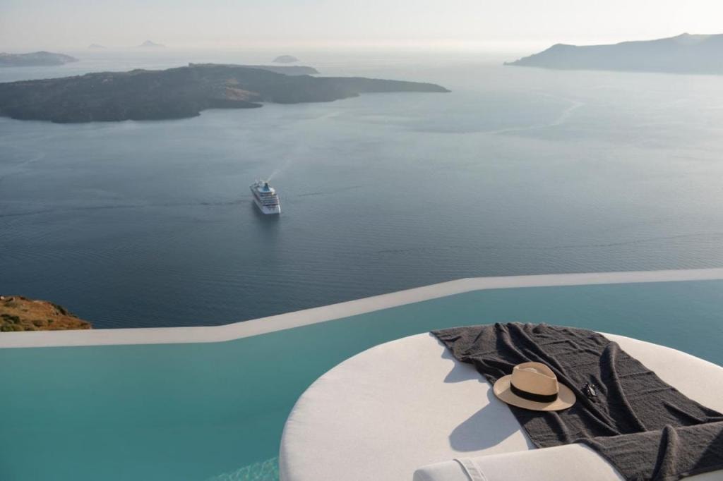 Villa Dio - An Iconic Villa Above Caldera