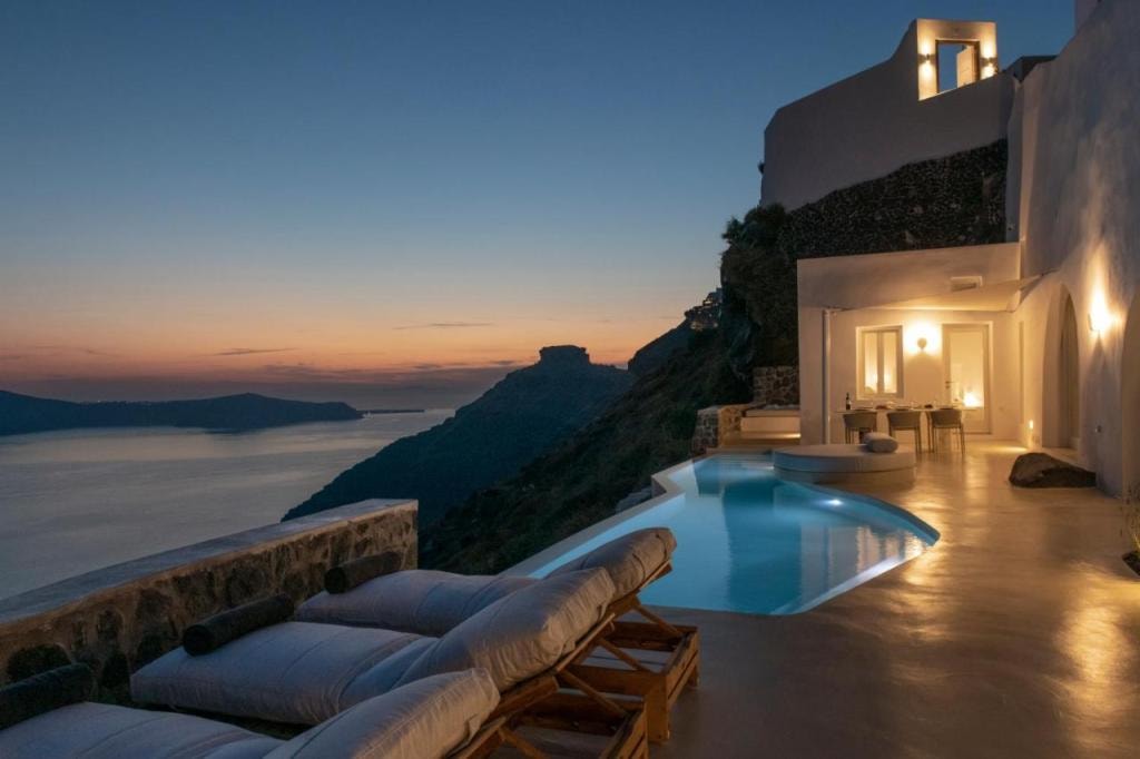 Villa Dio - An Iconic Villa Above Caldera