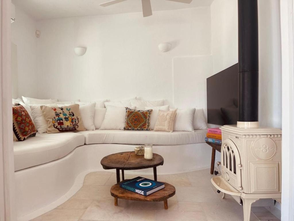 ROMEO AND JULIO SUMMER HOUSE