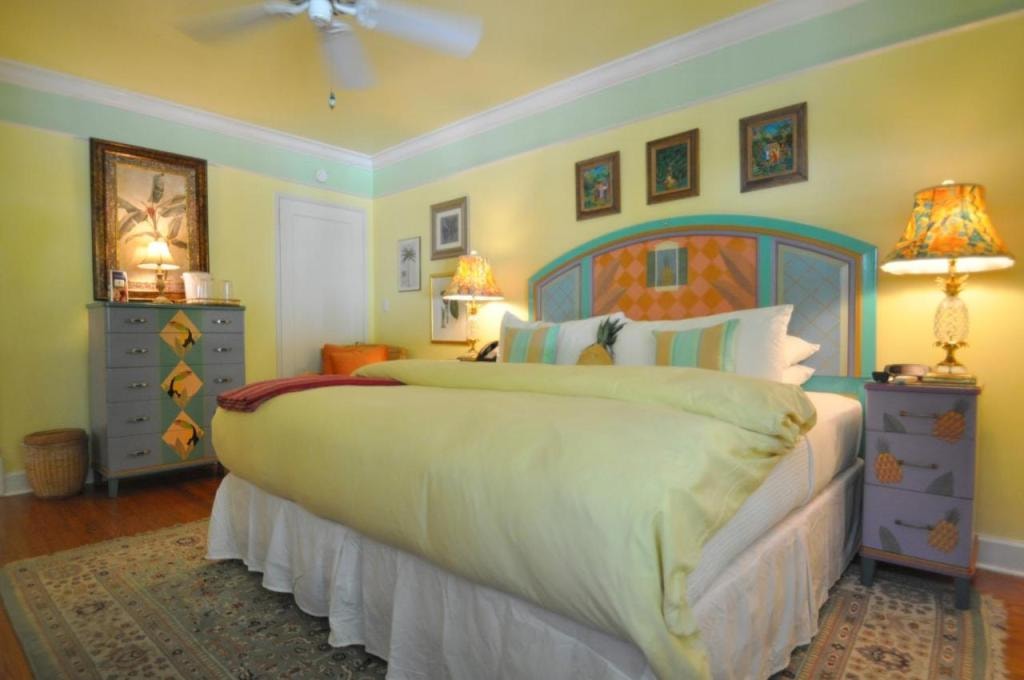 Pineapple Point Guesthouse & Resort - Gay Men's Resort