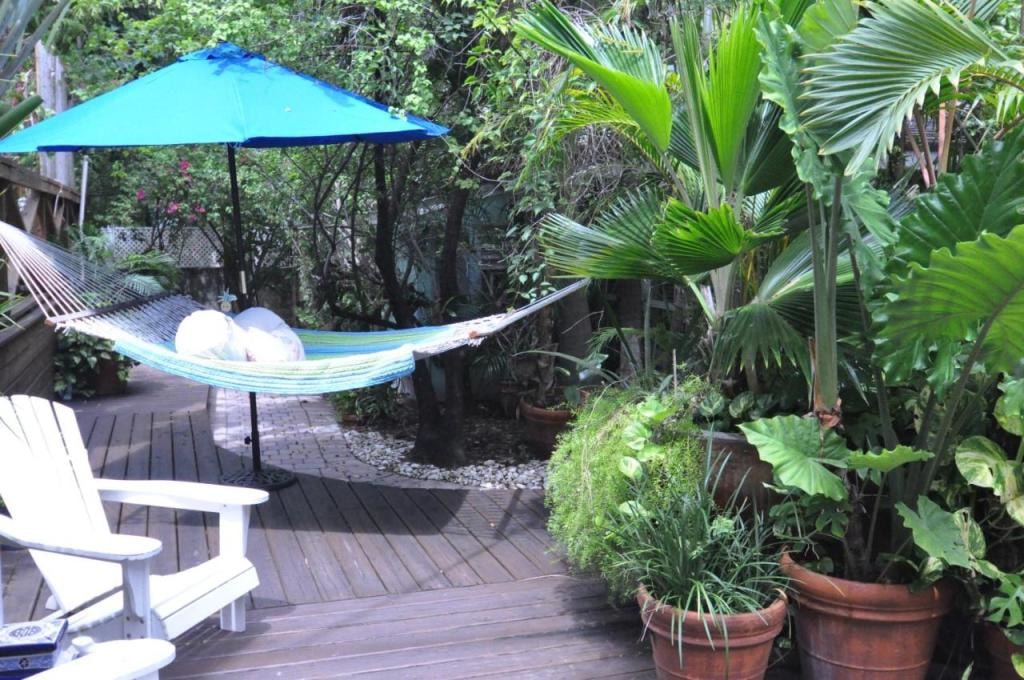 Pineapple Point Guesthouse & Resort - Gay Men's Resort