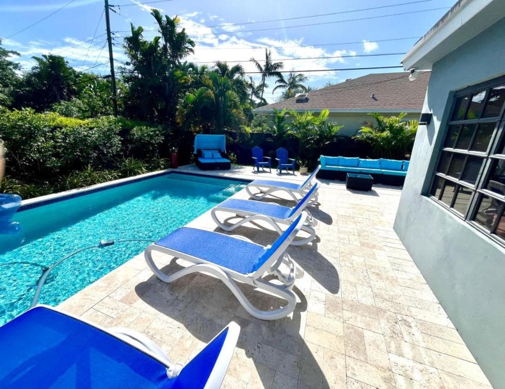 POOLSIDE MANOR - Men Only Clothing-Optional, Fort Lauderdale, Wilton Manors