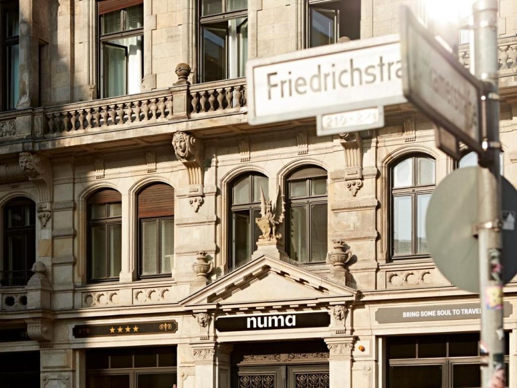 Numa Berlin Checkpoint Charlie