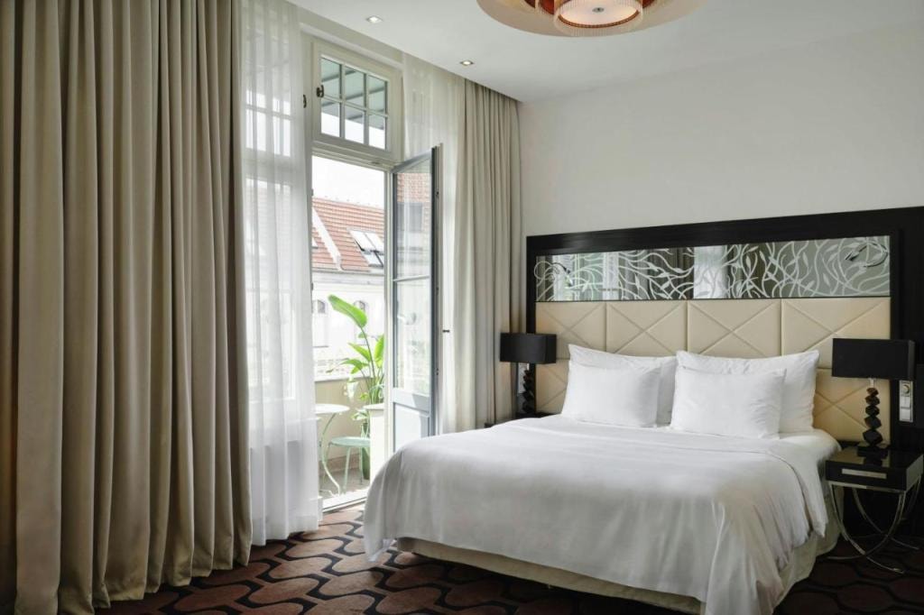 Roomers Berlin Steinplatz, Autograph Collection