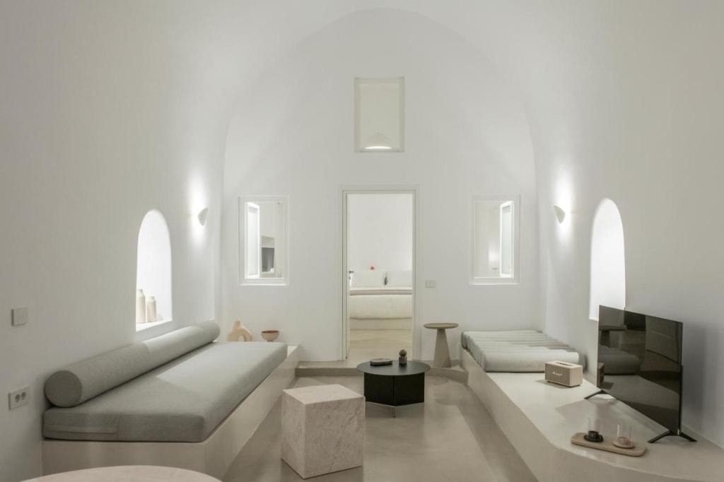 Villa Dio - An Iconic Villa Above Caldera