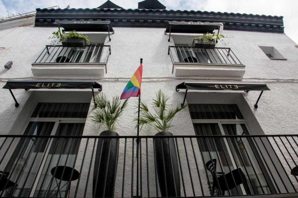 Elite Hotel - Gay Men Only