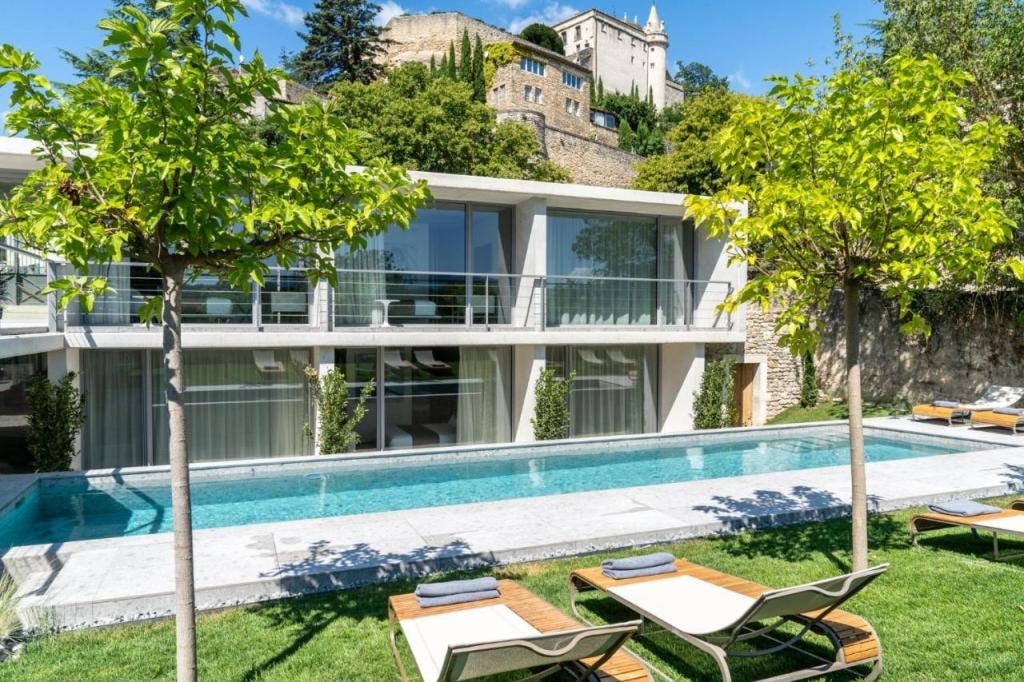 Le Pavillon M, Piscine et Spa au pied du château, Petit-Déjeuner inclus, Parking privé, Grignan
