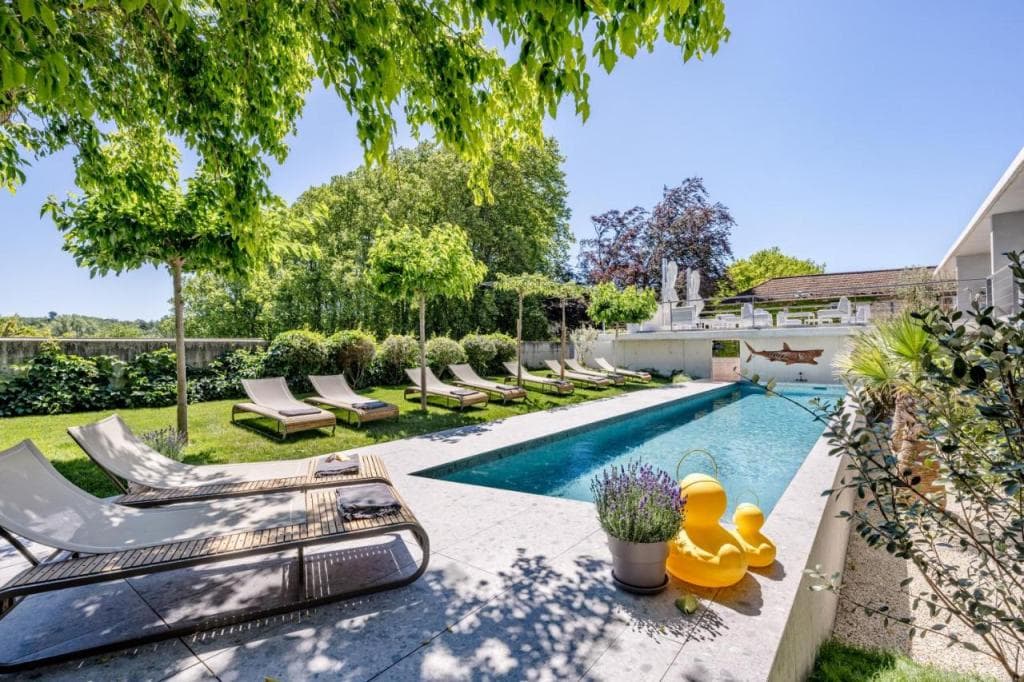 Le Pavillon M, Piscine et Spa au pied du château, Petit-Déjeuner inclus, Parking privé, Grignan