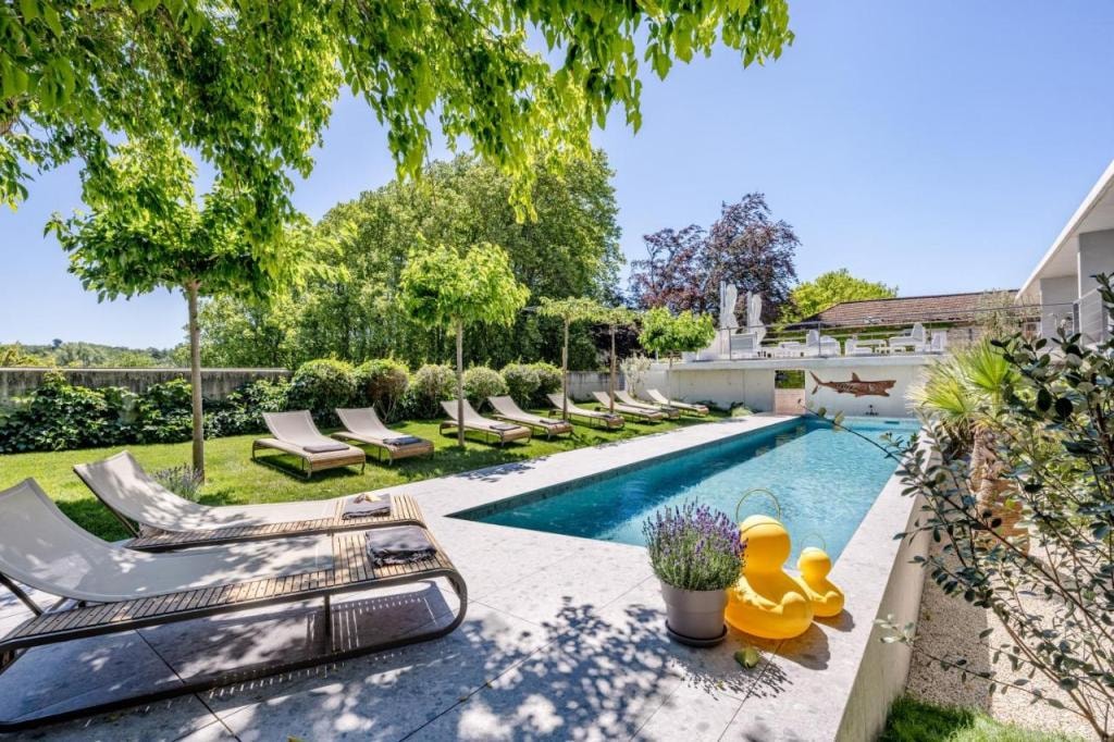 Le Pavillon M, Piscine et Spa au pied du château, Petit-Déjeuner inclus, Parking privé, Grignan