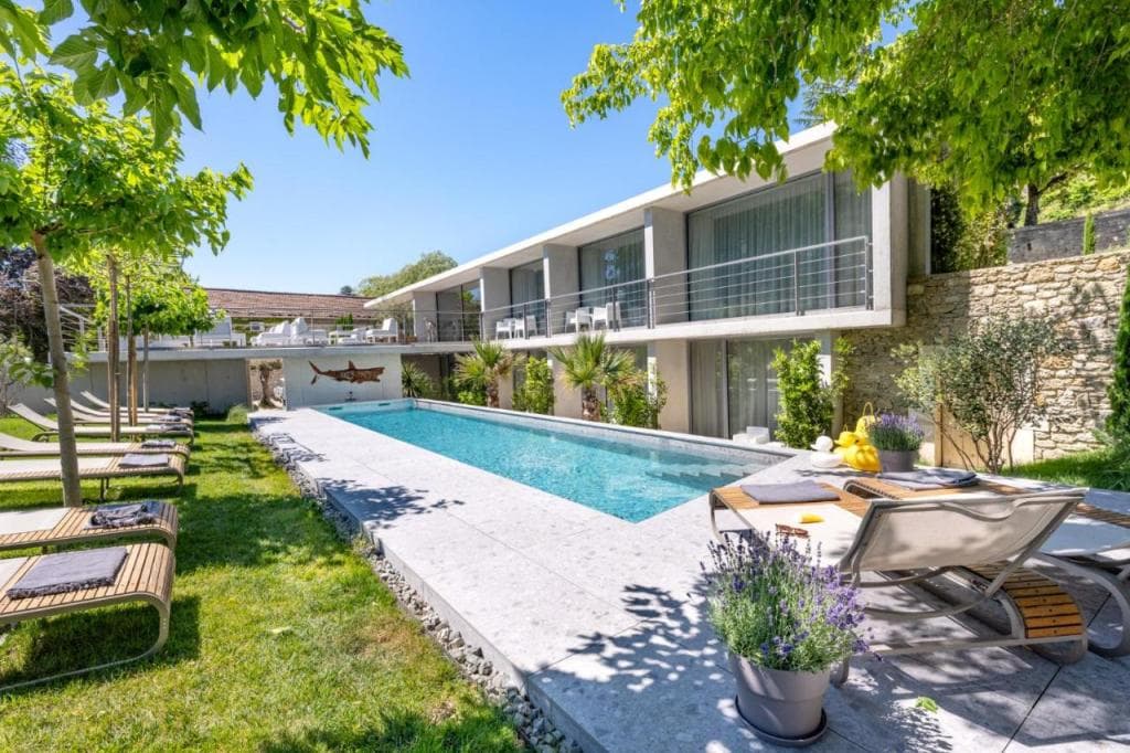 Le Pavillon M, Piscine et Spa au pied du château, Petit-Déjeuner inclus, Parking privé, Grignan