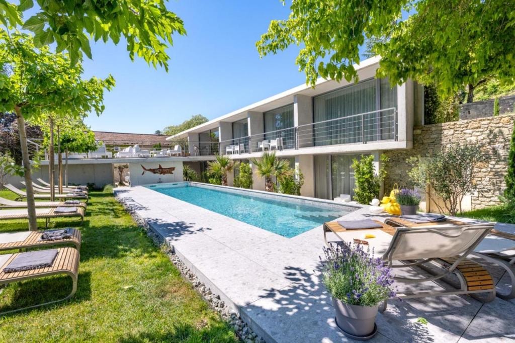 Le Pavillon M, Piscine et Spa au pied du château, Petit-Déjeuner inclus, Parking privé, Grignan