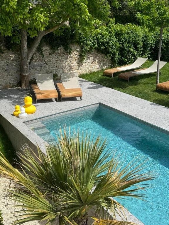 Le Pavillon M, Piscine et Spa au pied du château, Petit-Déjeuner inclus, Parking privé, Grignan
