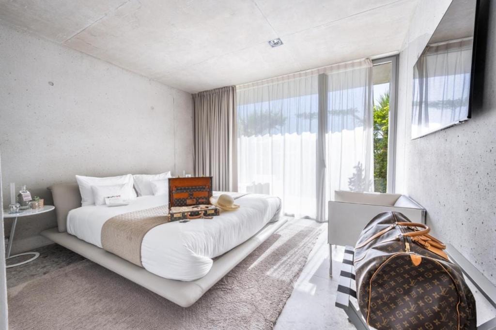 Le Pavillon M, Piscine et Spa au pied du château, Petit-Déjeuner inclus, Parking privé, Grignan