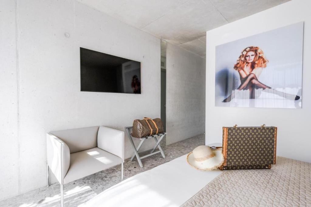 Le Pavillon M, Piscine et Spa au pied du château, Petit-Déjeuner inclus, Parking privé, Grignan