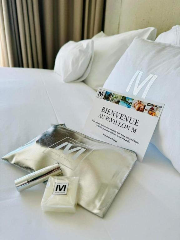 Le Pavillon M, Piscine et Spa au pied du château, Petit-Déjeuner inclus, Parking privé, Grignan