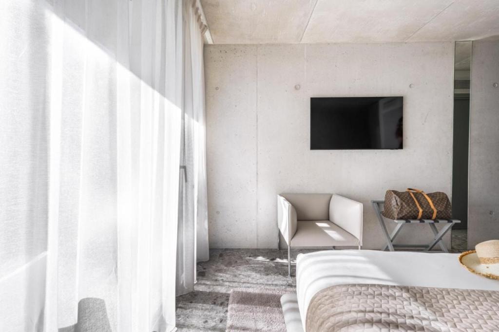 Le Pavillon M, Piscine et Spa au pied du château, Petit-Déjeuner inclus, Parking privé, Grignan