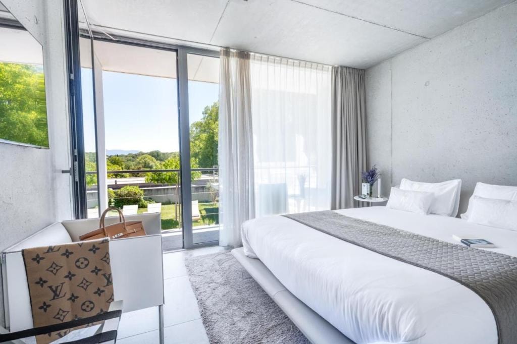 Le Pavillon M, Piscine et Spa au pied du château, Petit-Déjeuner inclus, Parking privé, Grignan