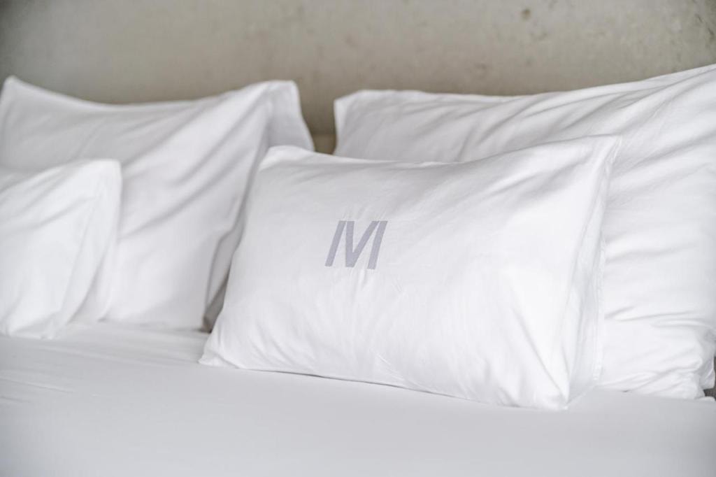 Le Pavillon M, Piscine et Spa au pied du château, Petit-Déjeuner inclus, Parking privé, Grignan