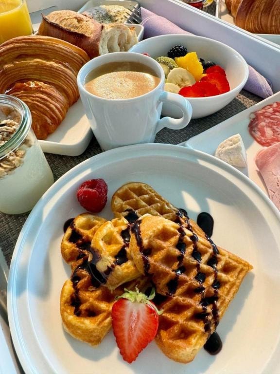 Le Pavillon M, Piscine et Spa au pied du château, Petit-Déjeuner inclus, Parking privé, Grignan