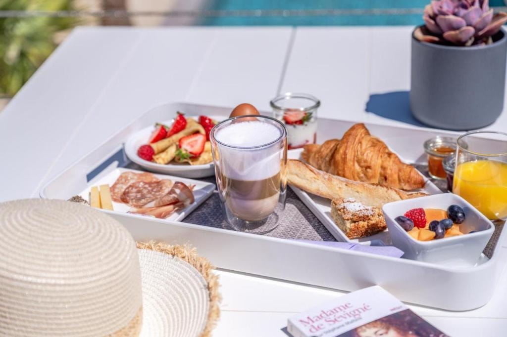 Le Pavillon M, Piscine et Spa au pied du château, Petit-Déjeuner inclus, Parking privé, Grignan