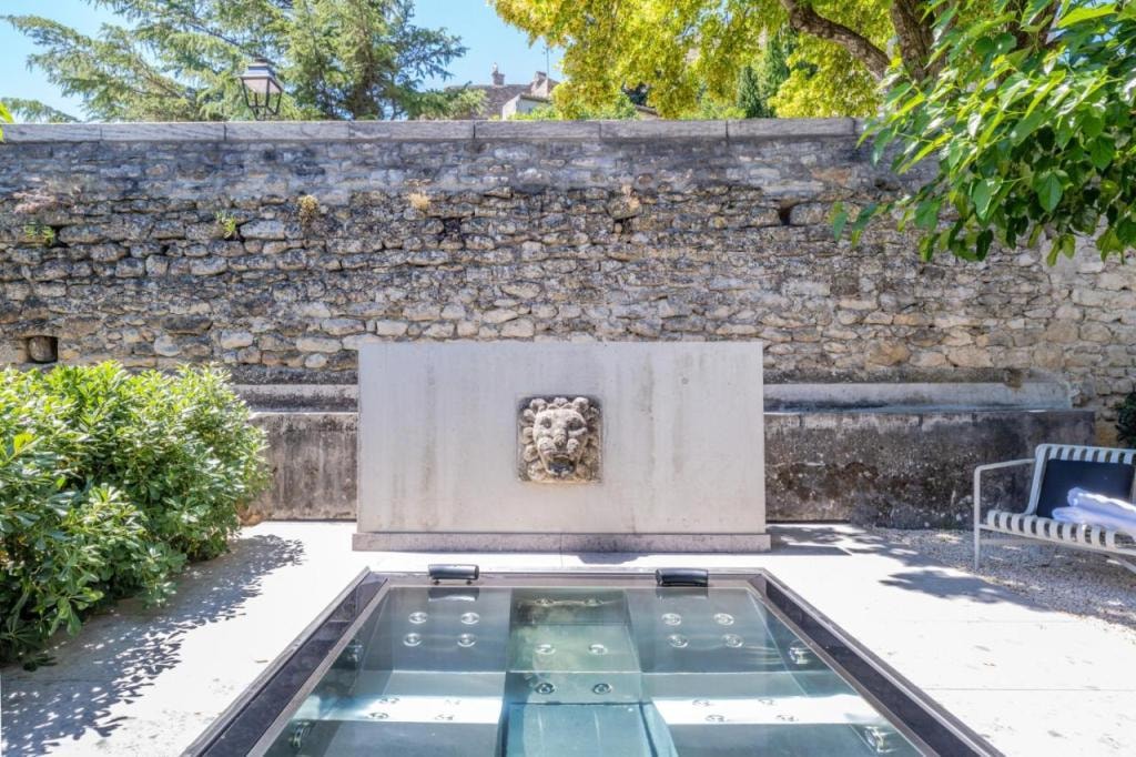 Le Pavillon M, Piscine et Spa au pied du château, Petit-Déjeuner inclus, Parking privé, Grignan