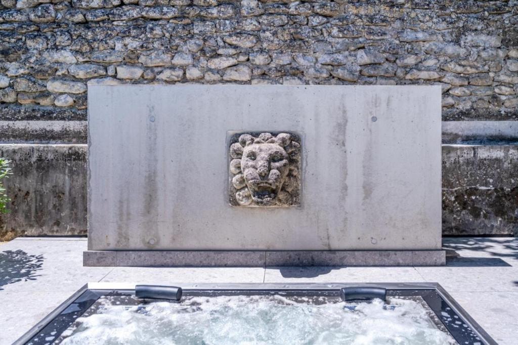 Le Pavillon M, Piscine et Spa au pied du château, Petit-Déjeuner inclus, Parking privé, Grignan