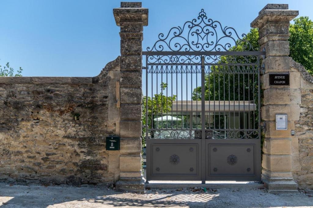 Le Pavillon M, Piscine et Spa au pied du château, Petit-Déjeuner inclus, Parking privé, Grignan