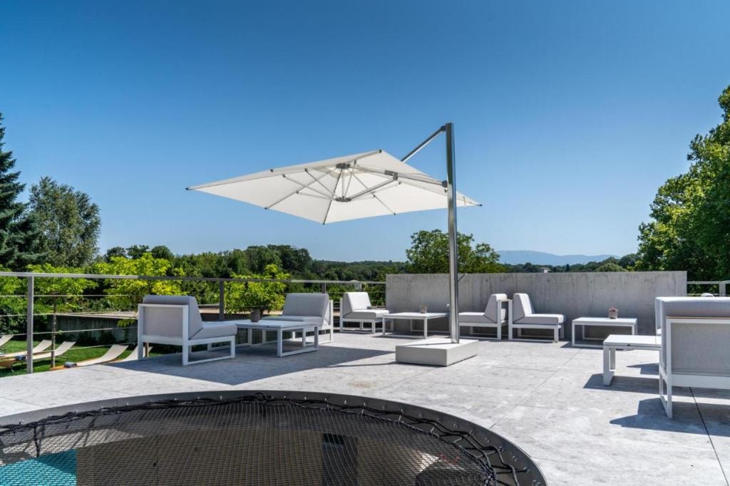 Le Pavillon M, Piscine et Spa au pied du château, Petit-Déjeuner inclus, Parking privé, Grignan