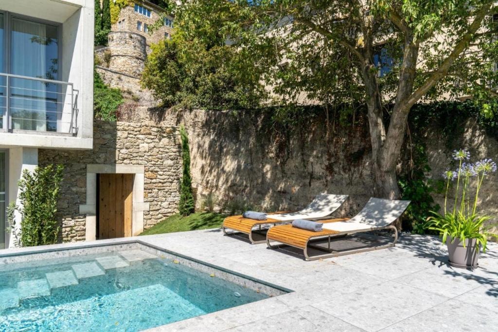 Le Pavillon M, Piscine et Spa au pied du château, Petit-Déjeuner inclus, Parking privé, Grignan