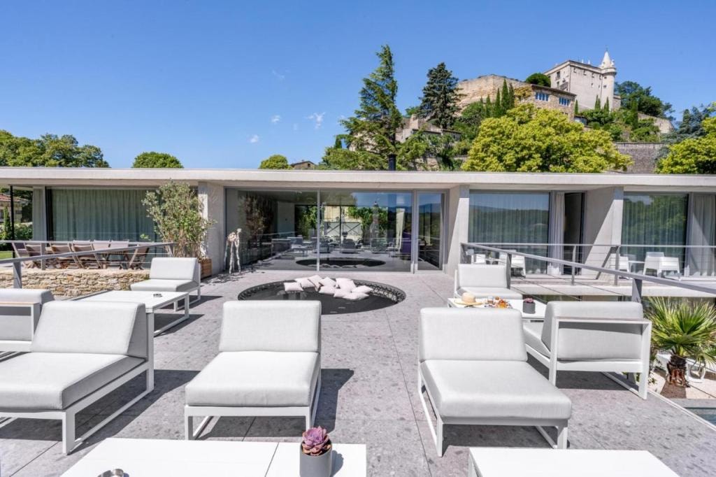 Le Pavillon M, Piscine et Spa au pied du château, Petit-Déjeuner inclus, Parking privé, Grignan