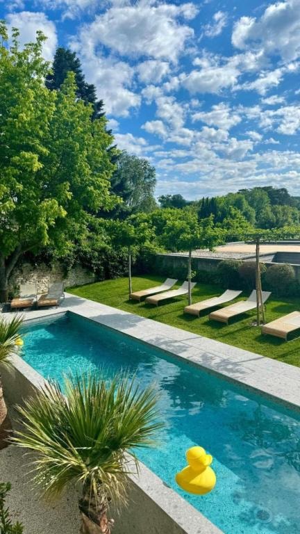 Le Pavillon M, Piscine et Spa au pied du château, Petit-Déjeuner inclus, Parking privé, Grignan