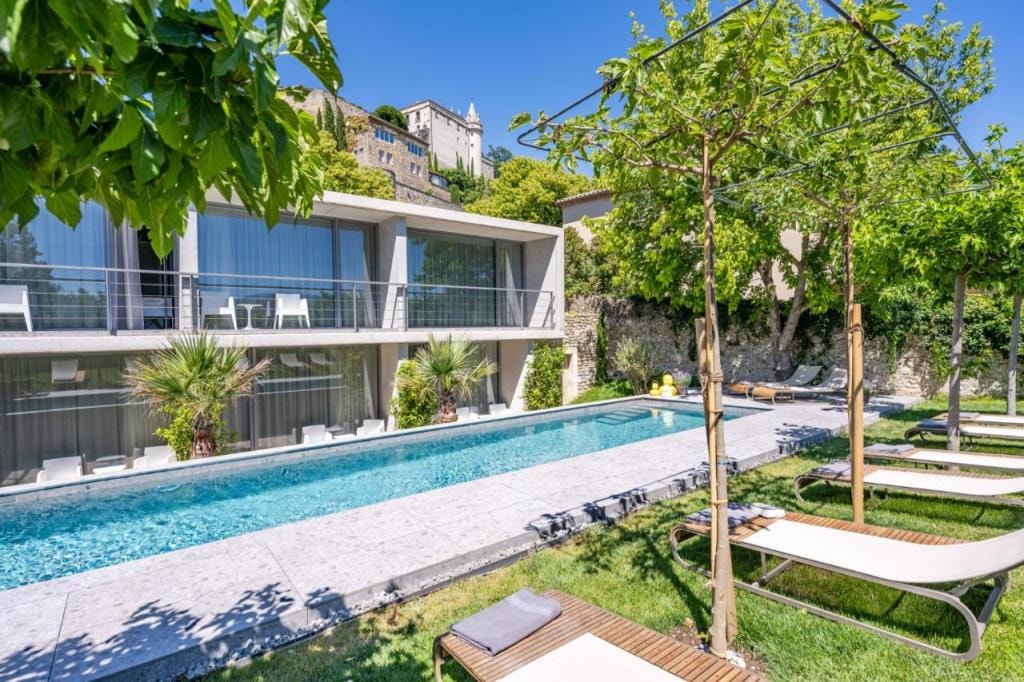Le Pavillon M, Piscine et Spa au pied du château, Petit-Déjeuner inclus, Parking privé, Grignan