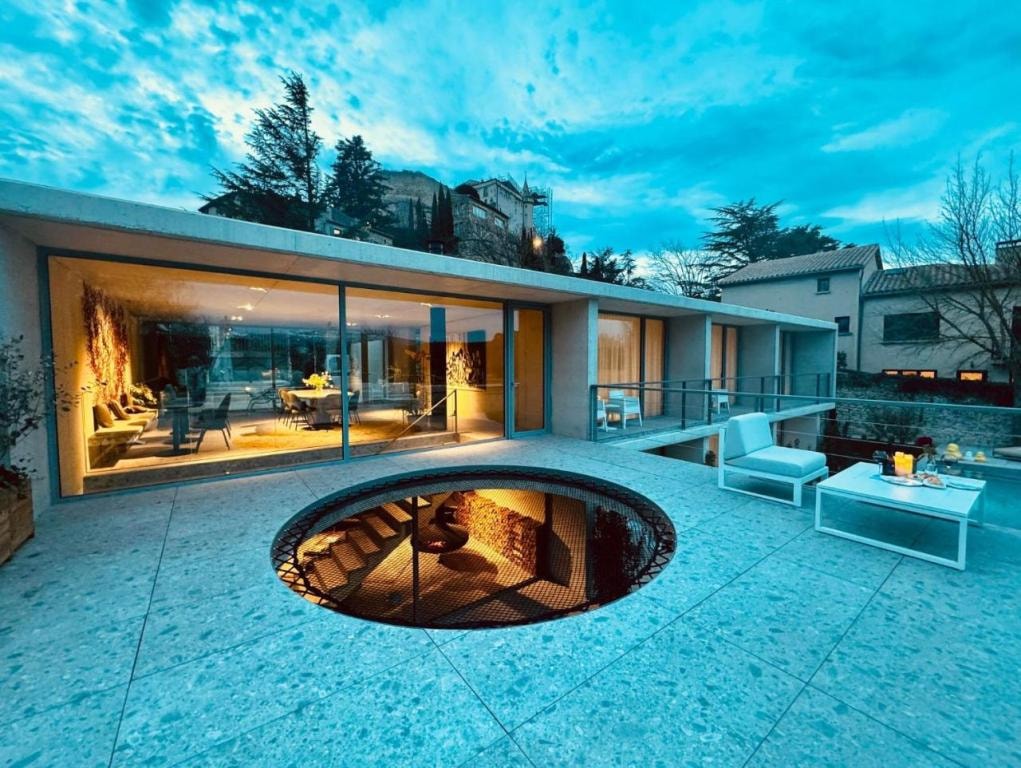 Le Pavillon M, Piscine et Spa au pied du château, Petit-Déjeuner inclus, Parking privé, Grignan