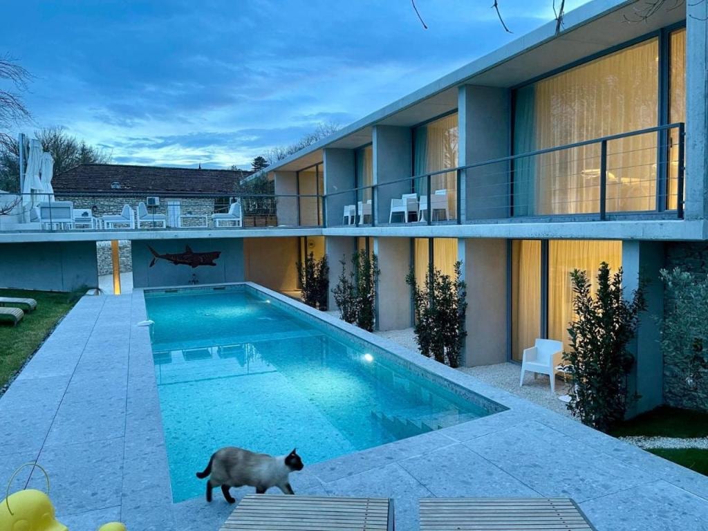 Le Pavillon M, Piscine et Spa au pied du château, Petit-Déjeuner inclus, Parking privé, Grignan