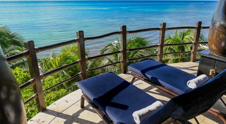 El Taj Oceanfront and Beachside Condo Hotel