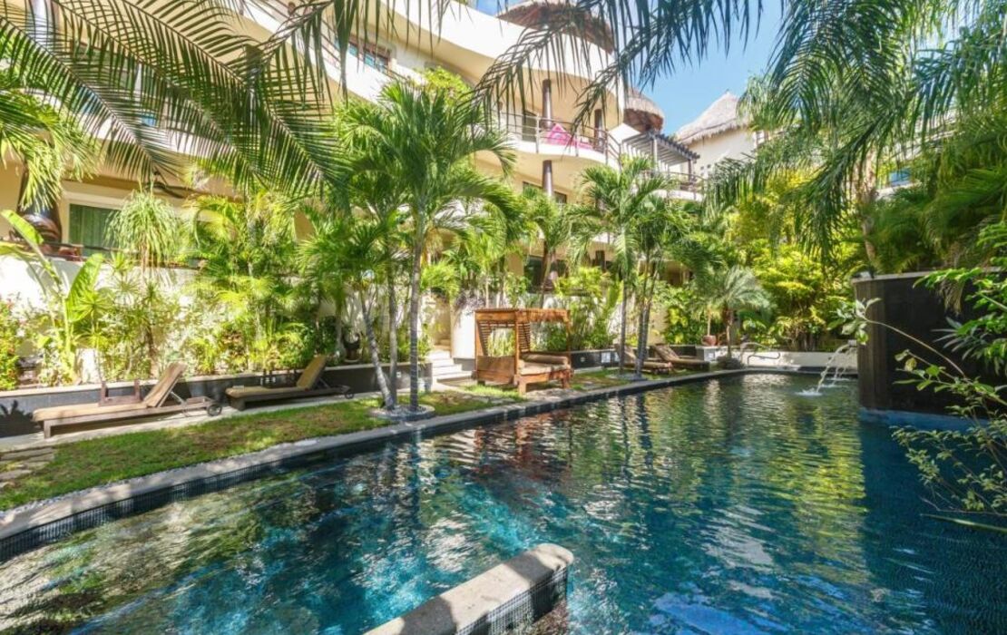 El Taj Oceanfront and Beachside Condo Hotel