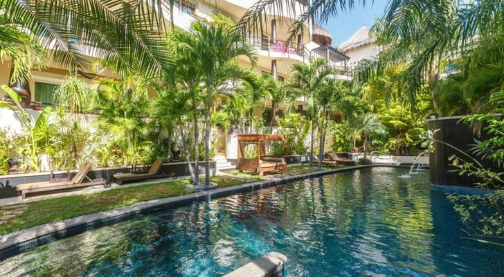 El Taj Oceanfront and Beachside Condo Hotel