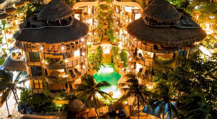 El Taj Oceanfront and Beachside Condo Hotel