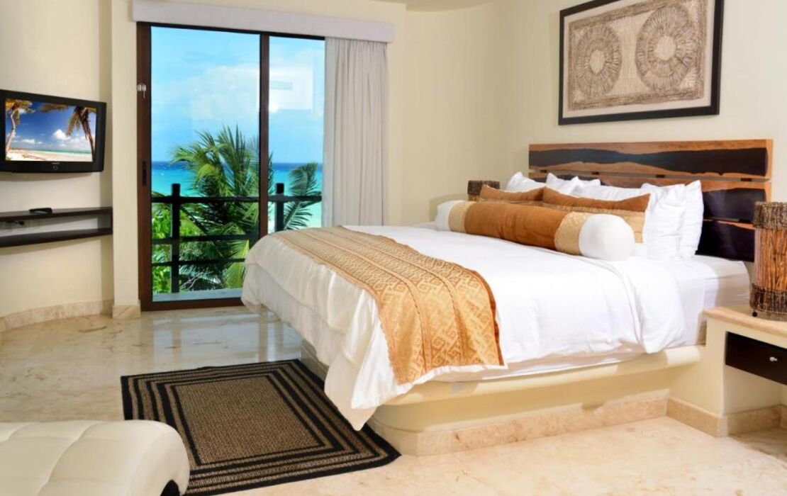 El Taj Oceanfront and Beachside Condo Hotel