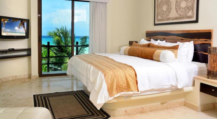 El Taj Oceanfront and Beachside Condo Hotel