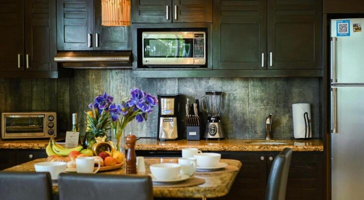 El Taj Oceanfront and Beachside Condo Hotel