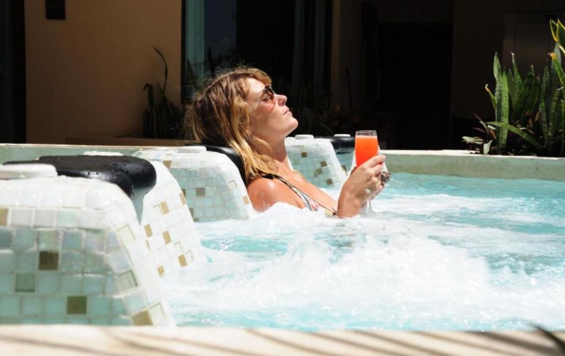 El Taj Oceanfront and Beachside Condo Hotel