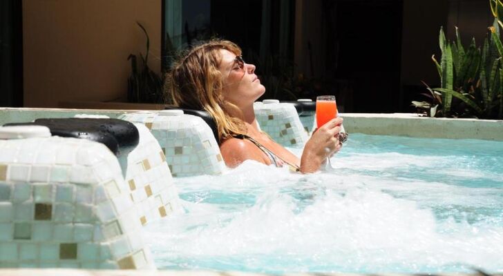 El Taj Oceanfront and Beachside Condo Hotel