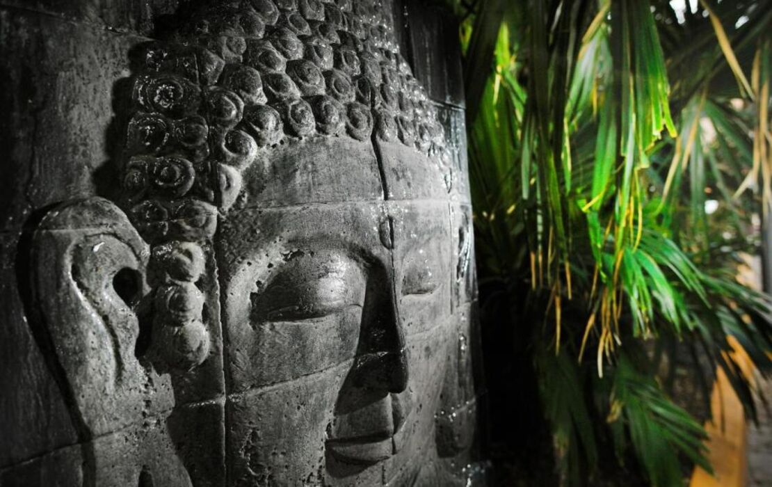 El Taj Oceanfront and Beachside Condo Hotel