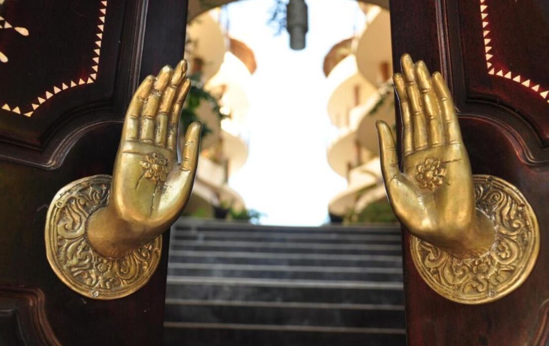 El Taj Oceanfront and Beachside Condo Hotel